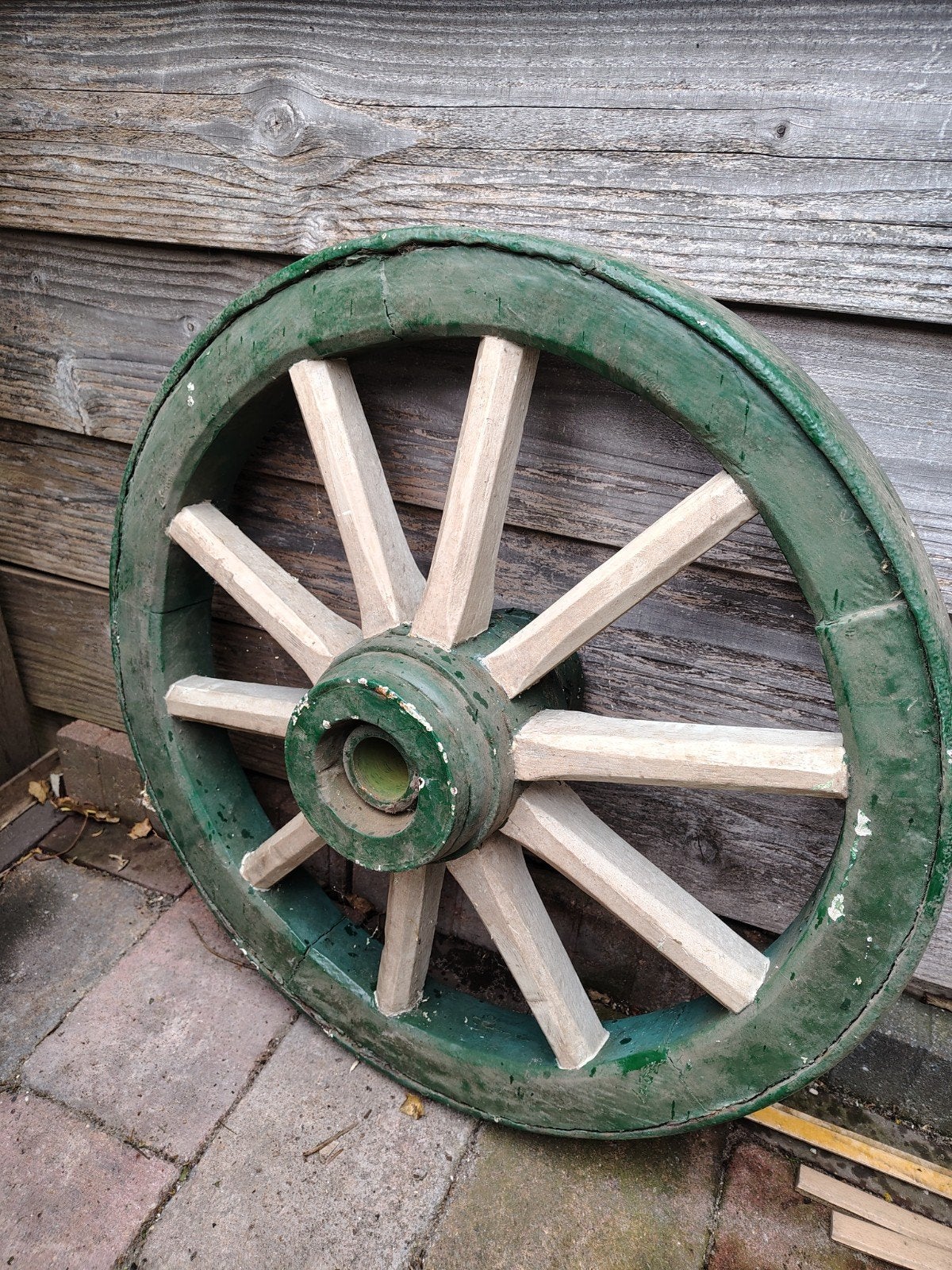 2 decoratieve wagenwielen, groen geverfd, diverse afmetingen, Ophalen