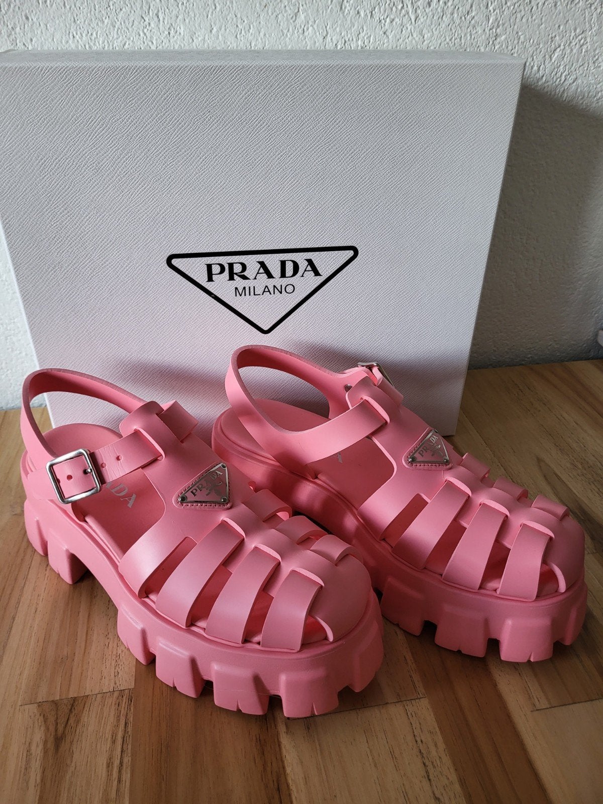 Prada Monolith sandalen met plateauzool

Maat 40
25.5cm
zgan, Kleding | Dames, Ophalen, Prada, Sandalen of Muiltjes, Zo goed als nieuw