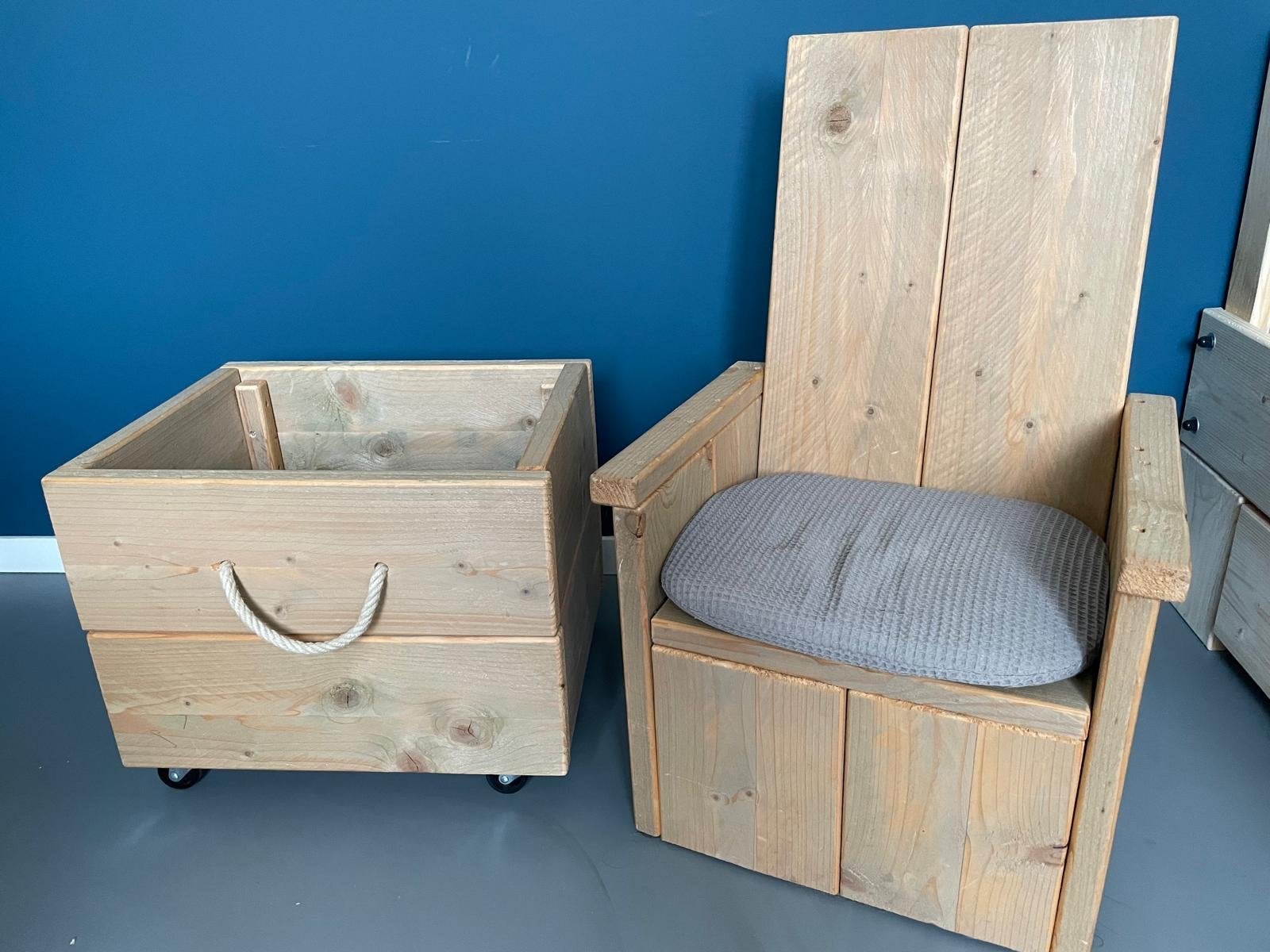 Steigerhouten kinderstoel en opbergkist op wielen, Ophalen, Gebruikt, Stoel