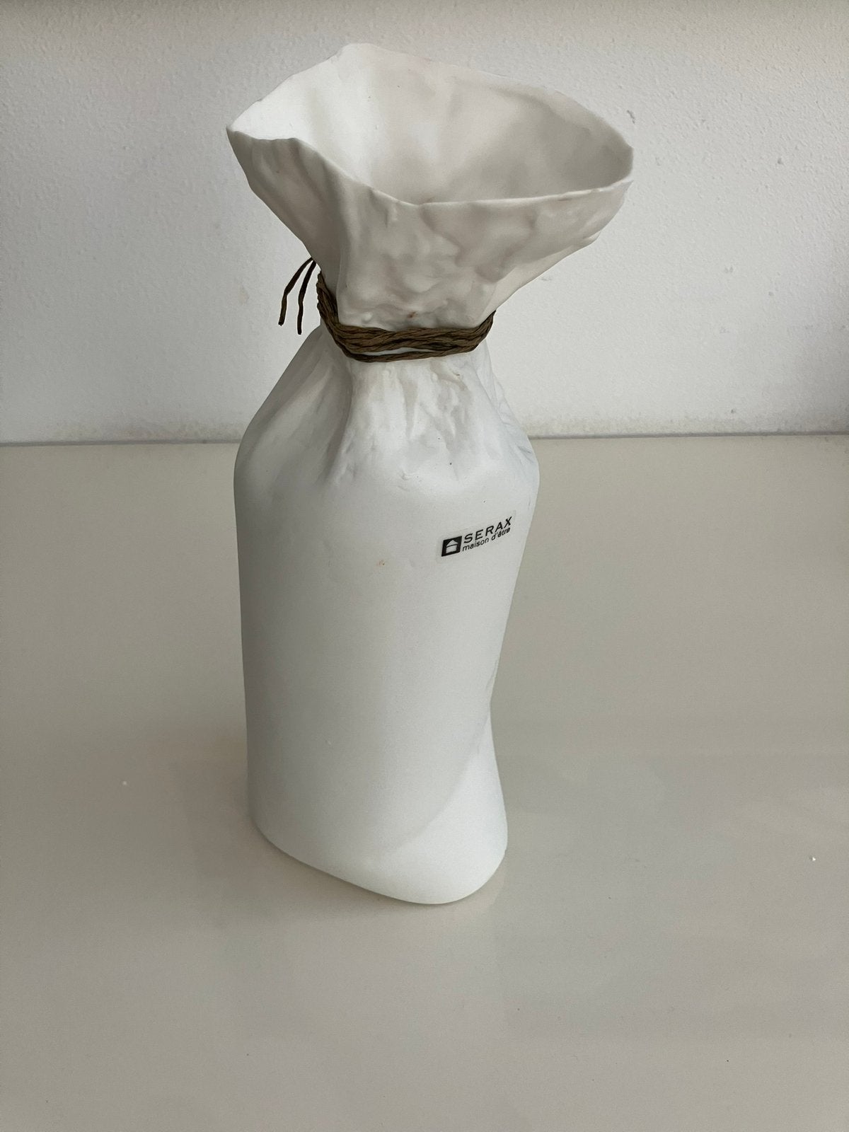 Serax kreukel zak vaas wit biscuit porselein hoogte 24cm, Ophalen of Verzenden, Zo goed als nieuw, Wit