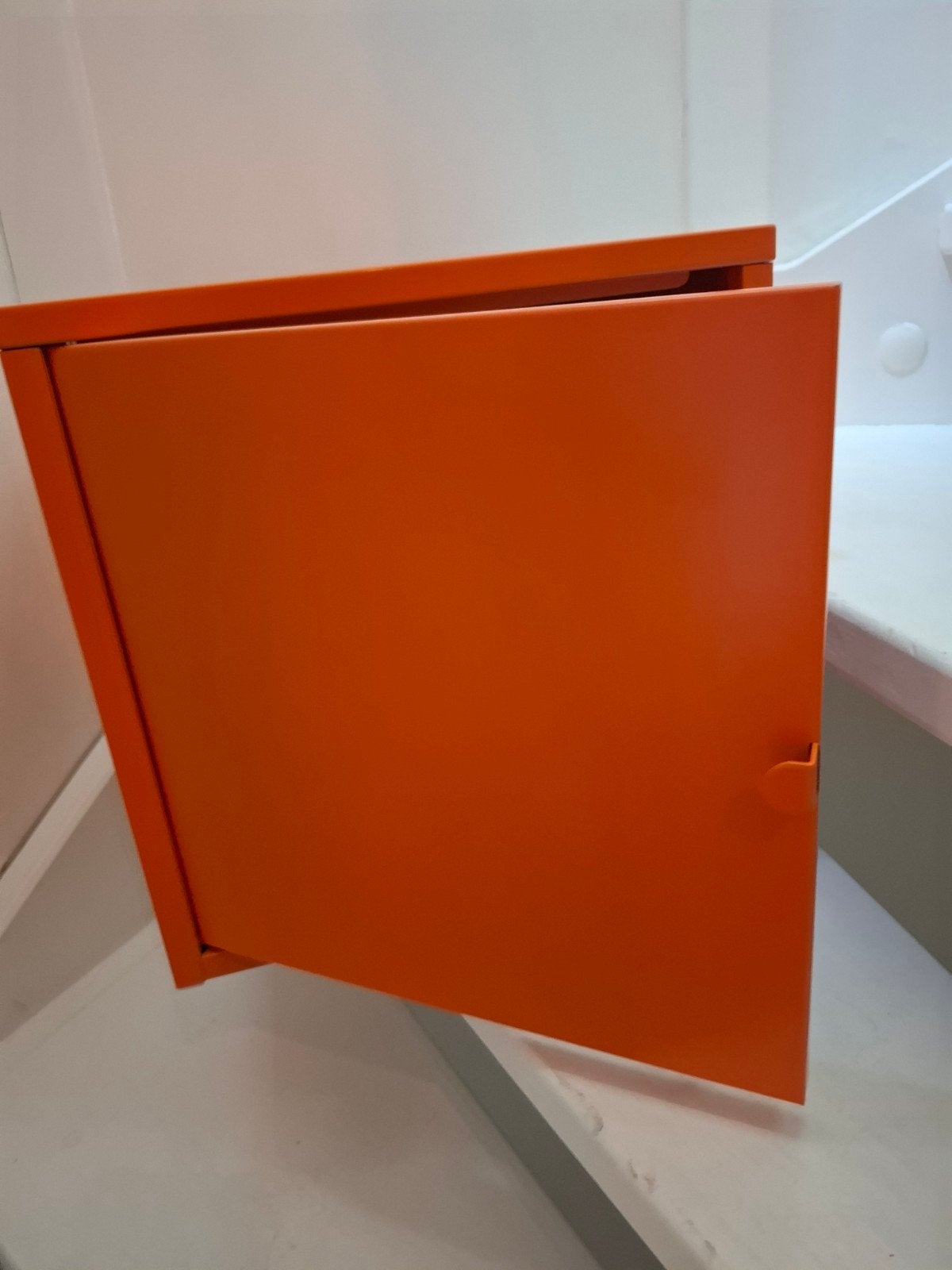 Ikea - Oranje metalen kastje met deur - Ideaal voor opslag, Ophalen, Gebruikt, Modern, Industrieel, Speels