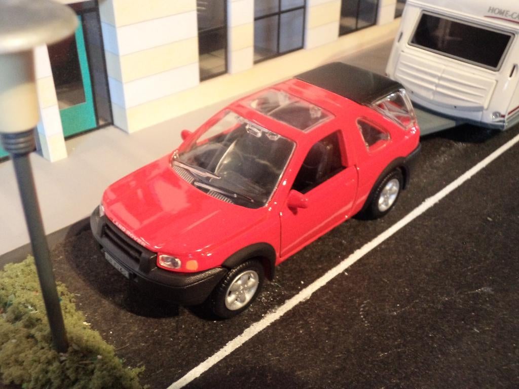 1/43 Land Rover Freelander - Cararama rood, Ophalen of Verzenden, Zo goed als nieuw, Auto, Overige merken