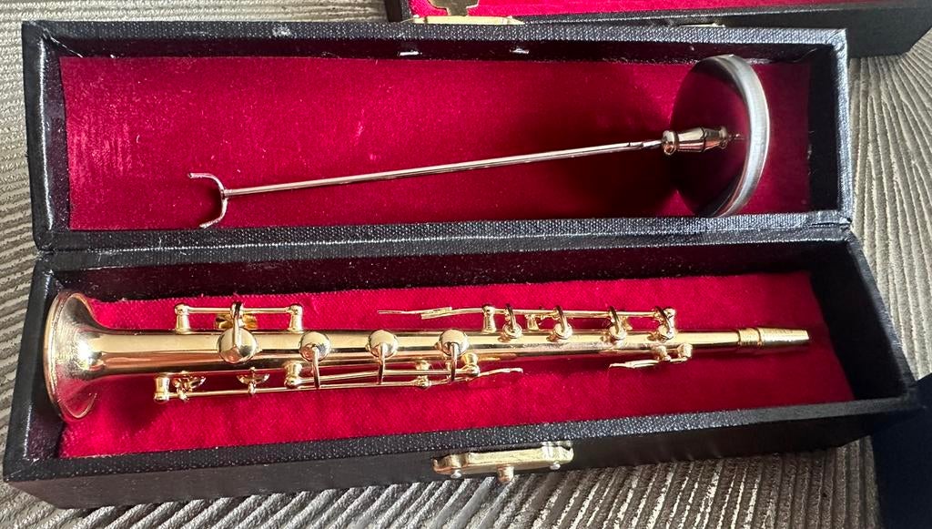 Nieuw in doos miniatuur muziekinstrument sopraansaxofoon, Ophalen of Verzenden, Zo goed als nieuw