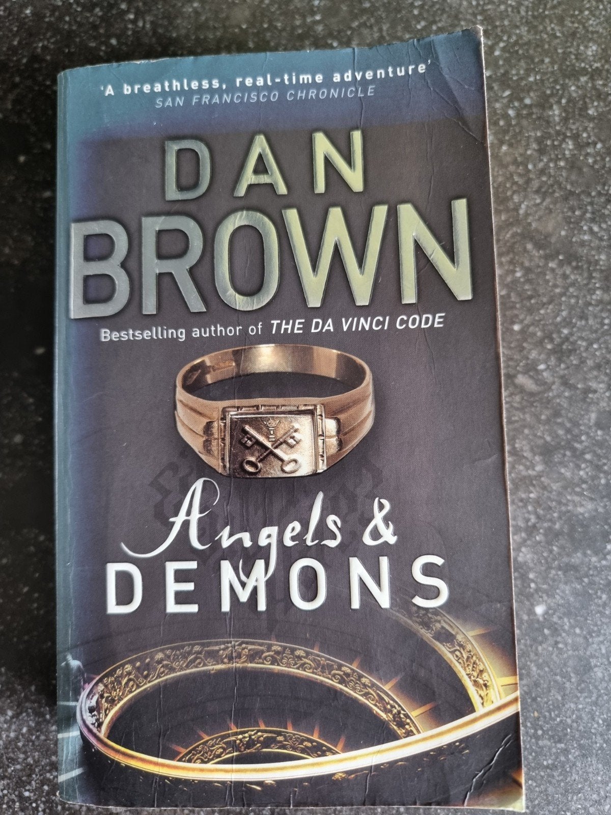 Dan Brown - Angels & Demons (Corgi editie 2009), Boeken, Thrillers, Gelezen, Europa overig, Ophalen of Verzenden
