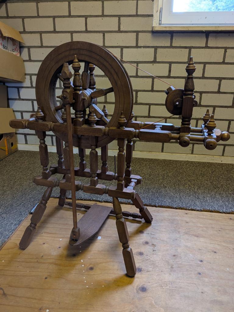 Handgemaakt houten spinnewiel, Ophalen, Zo goed als nieuw, Spinnewiel