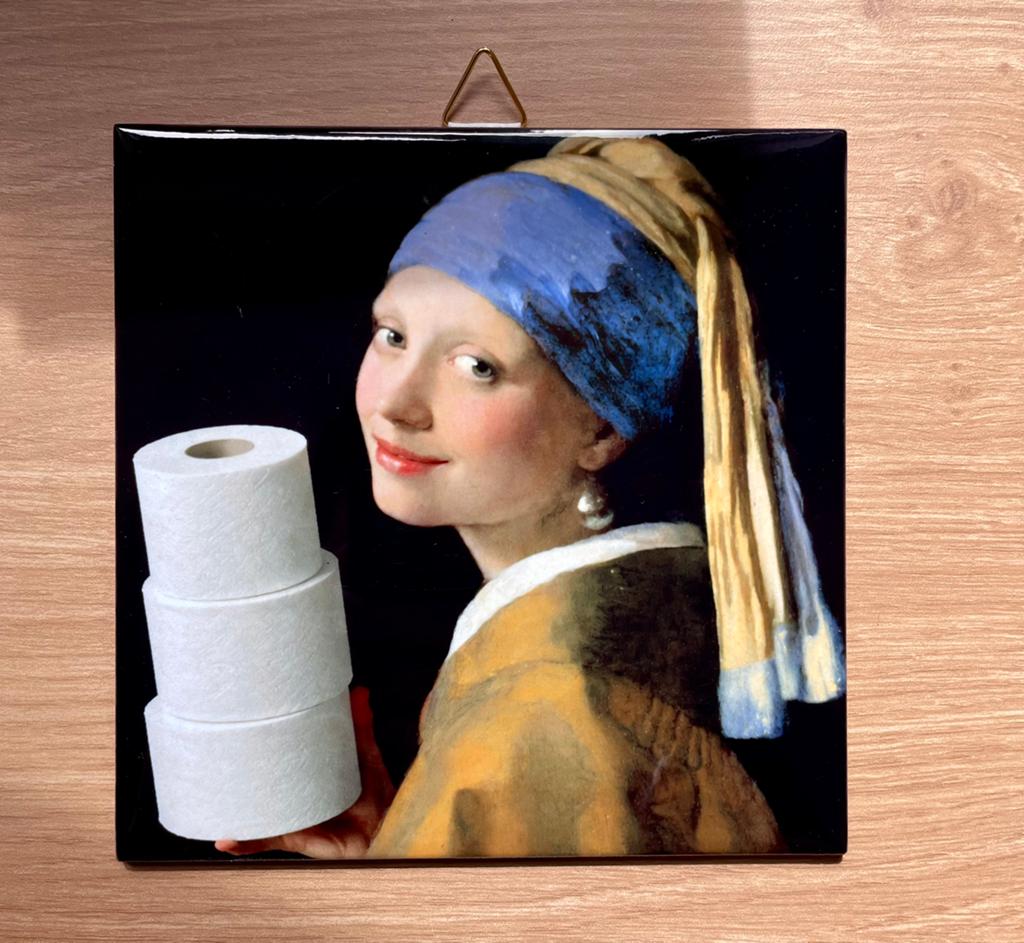 Toilet pret met het meisje met de wc rollen tegeltjes humor, Ophalen of Verzenden