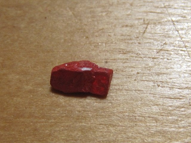 mi. 2x ruwe edelsteen CINNABER (6) (sporadisch), Verzenden, Mineraal