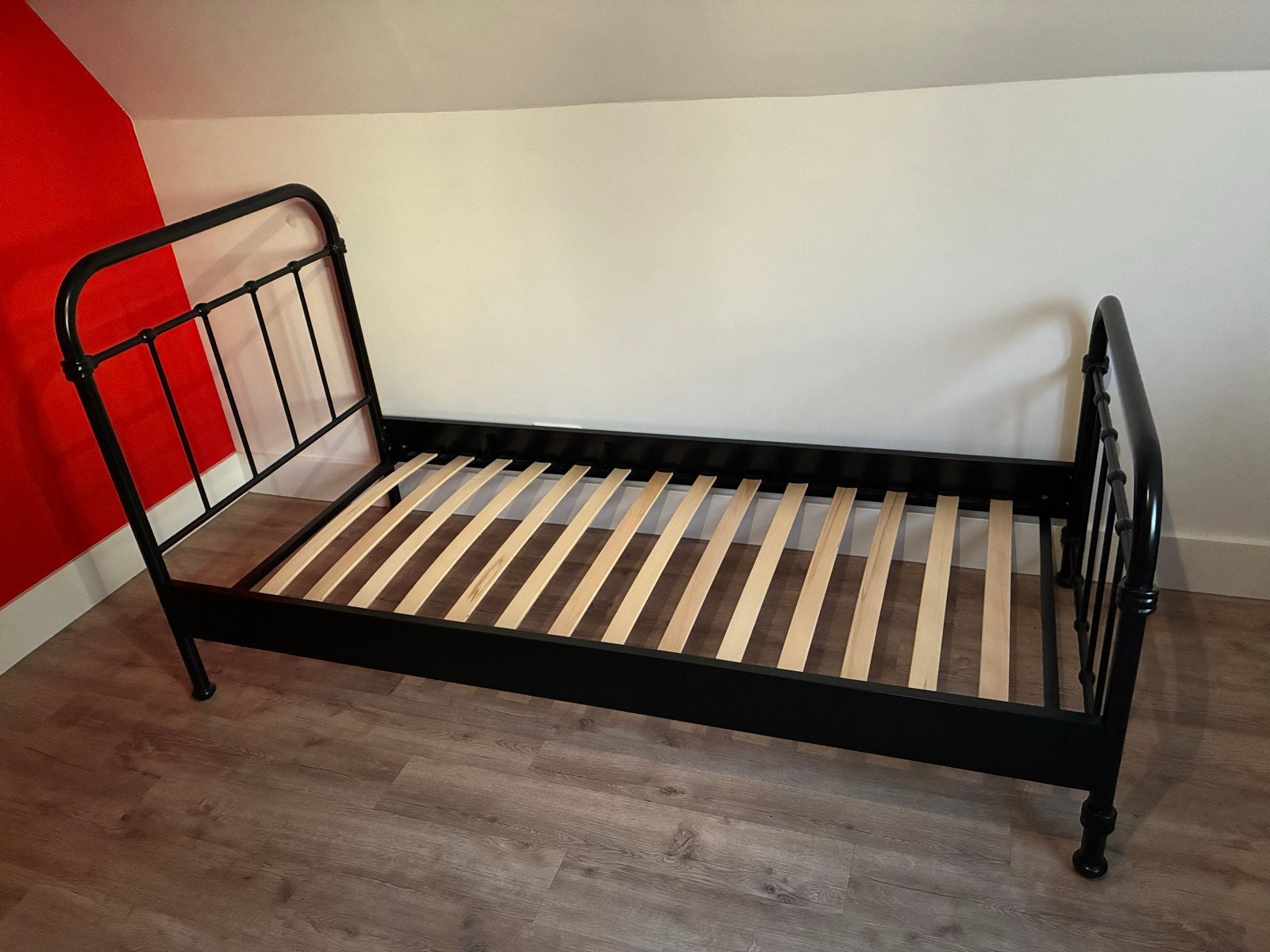 Zwart metalen eenpersoonsbed met lattenbodem, Ophalen, Gebruikt, 90 cm, Eenpersoons