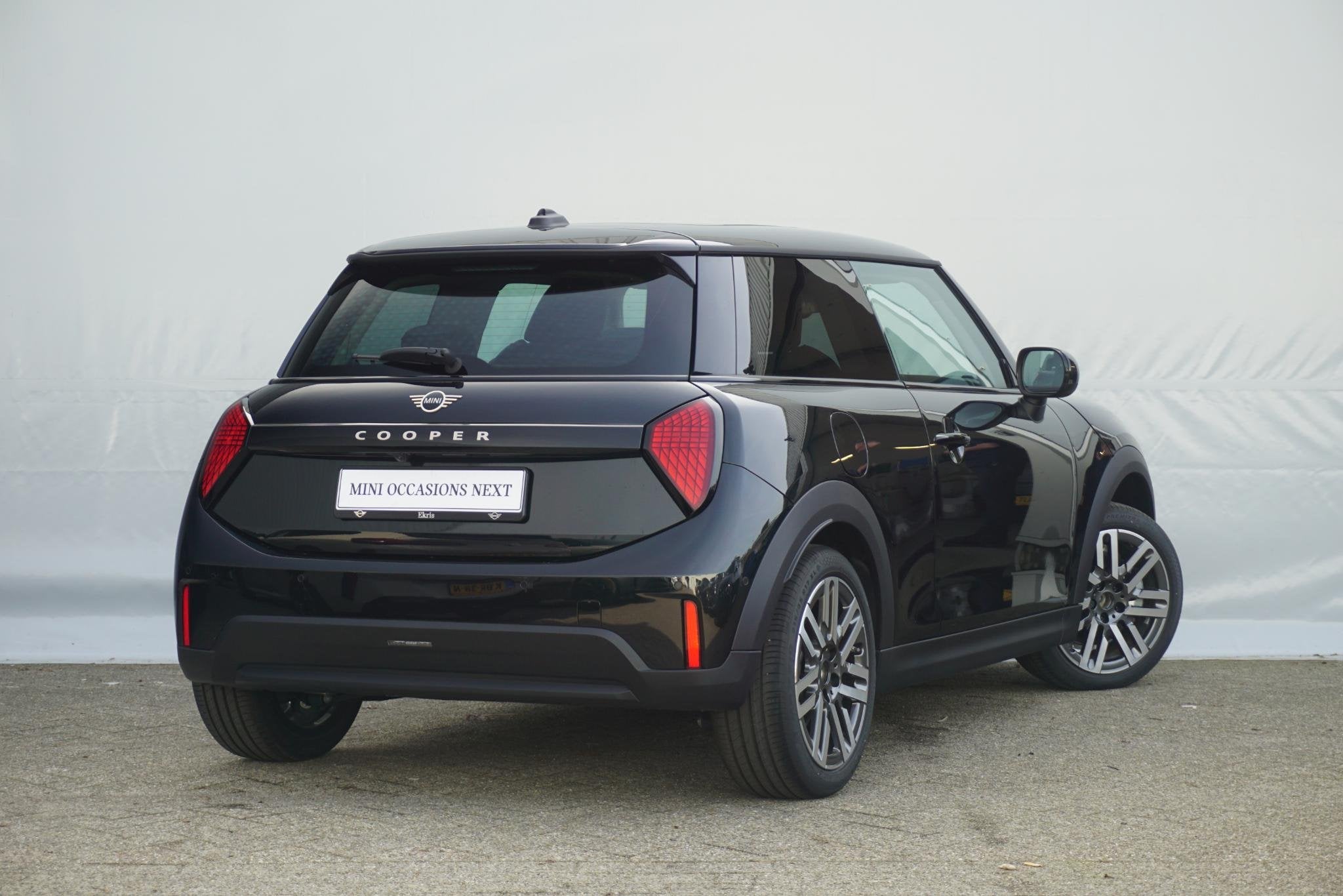 MINI 3-deurs C Classic Trim | Pakket M | Head-Up Display | P, Stoelverwarming, Stof, 156 pk, 4 stoelen