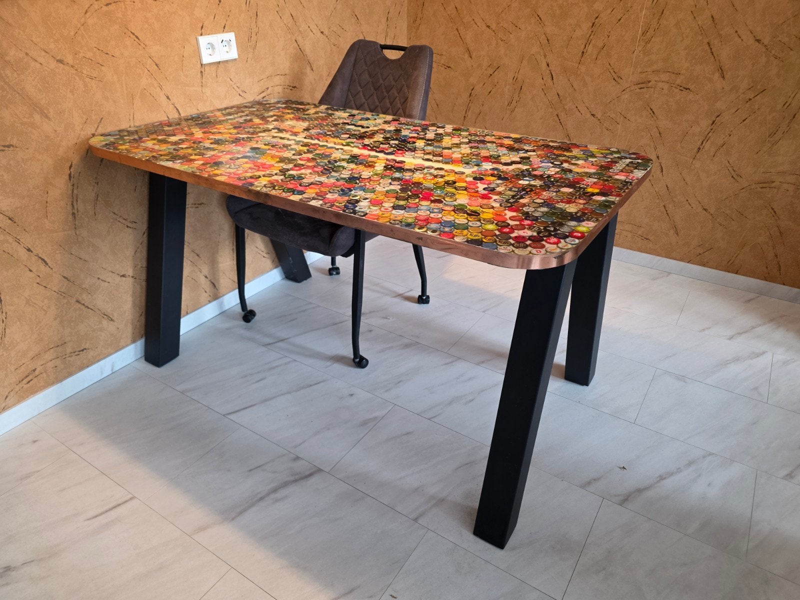 Unieke handgemaakte tafel met bierdoppen epoxy blad, Huis en Inrichting, Tafels | Eettafels, Ophalen, 100 tot 150 cm, Industrieel, Uniek, Modern, Upcycled