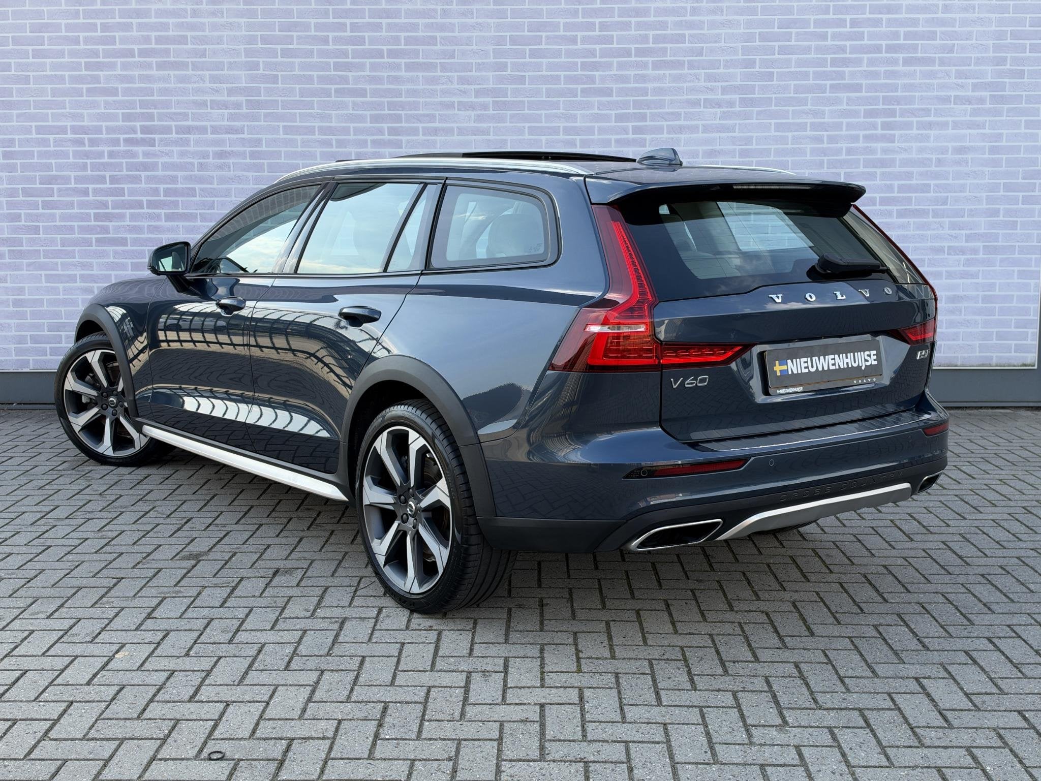 Volvo V60 Cross Country B5 AWD Pro | Trekhaak | Panoramadak, Euro 6, 4 cilinders, Blauw, Vierwielaandrijving
