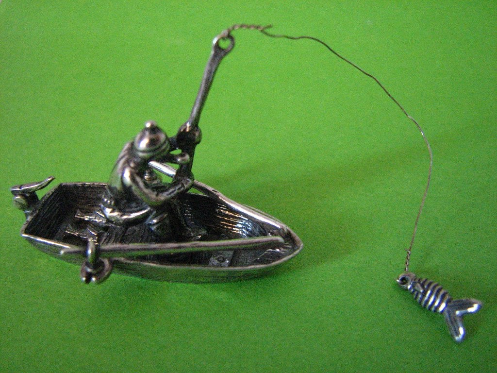 Mooi Zilveren Roeibootje met Visser en Vis - Miniatuur, Verzenden, Zilver