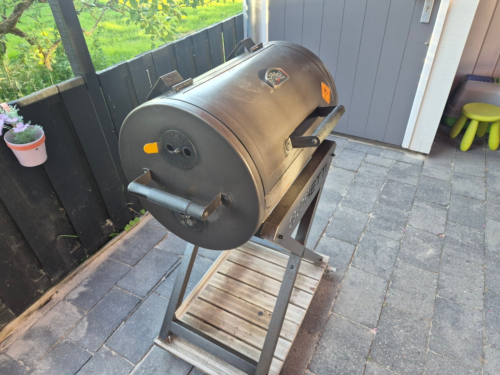 Boretti Barbecue met hoes en gietijzeren plaat, Tuin en Terras, Houtskoolbarbecues, Ophalen, Gebruikt, Boretti, Met accessoires