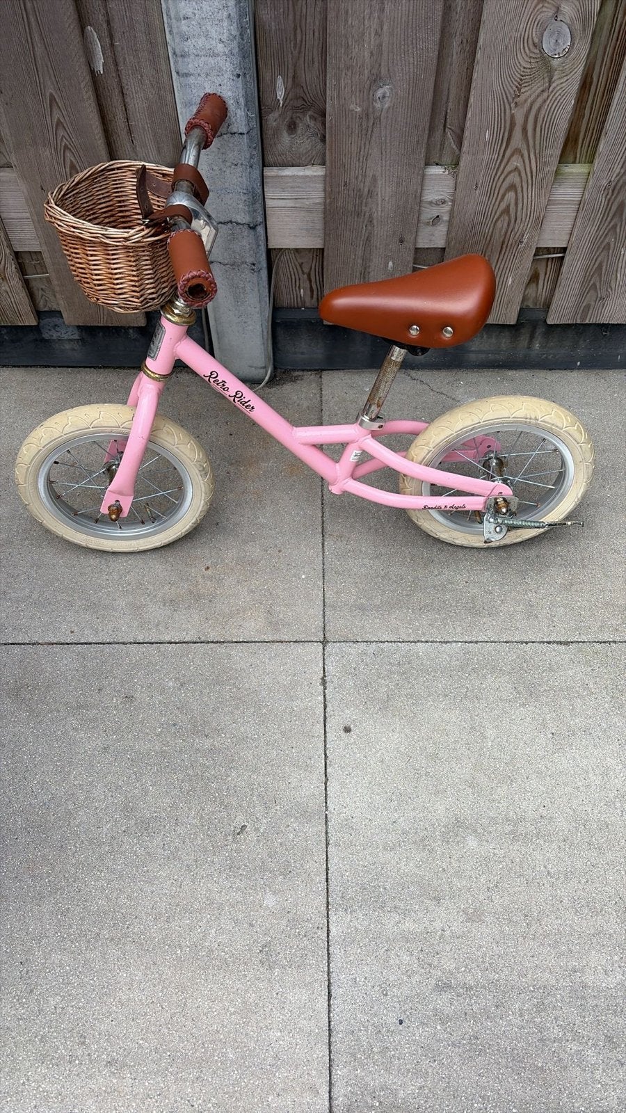 Gebruikte roze loopfiets met mandje - Retro Rider, Fietsen en Brommers, Fietsen | Kinderfietsjes, Ophalen, Gebruikt, Minder dan 16 inch