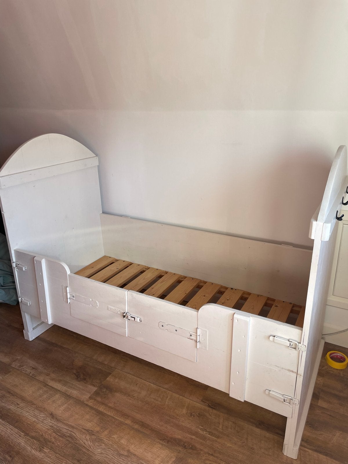 Peuterbed met deurtjes en optioneel matras - 74x156 cm, Ophalen, Gebruikt, 70 tot 85 cm, 140 tot 160 cm