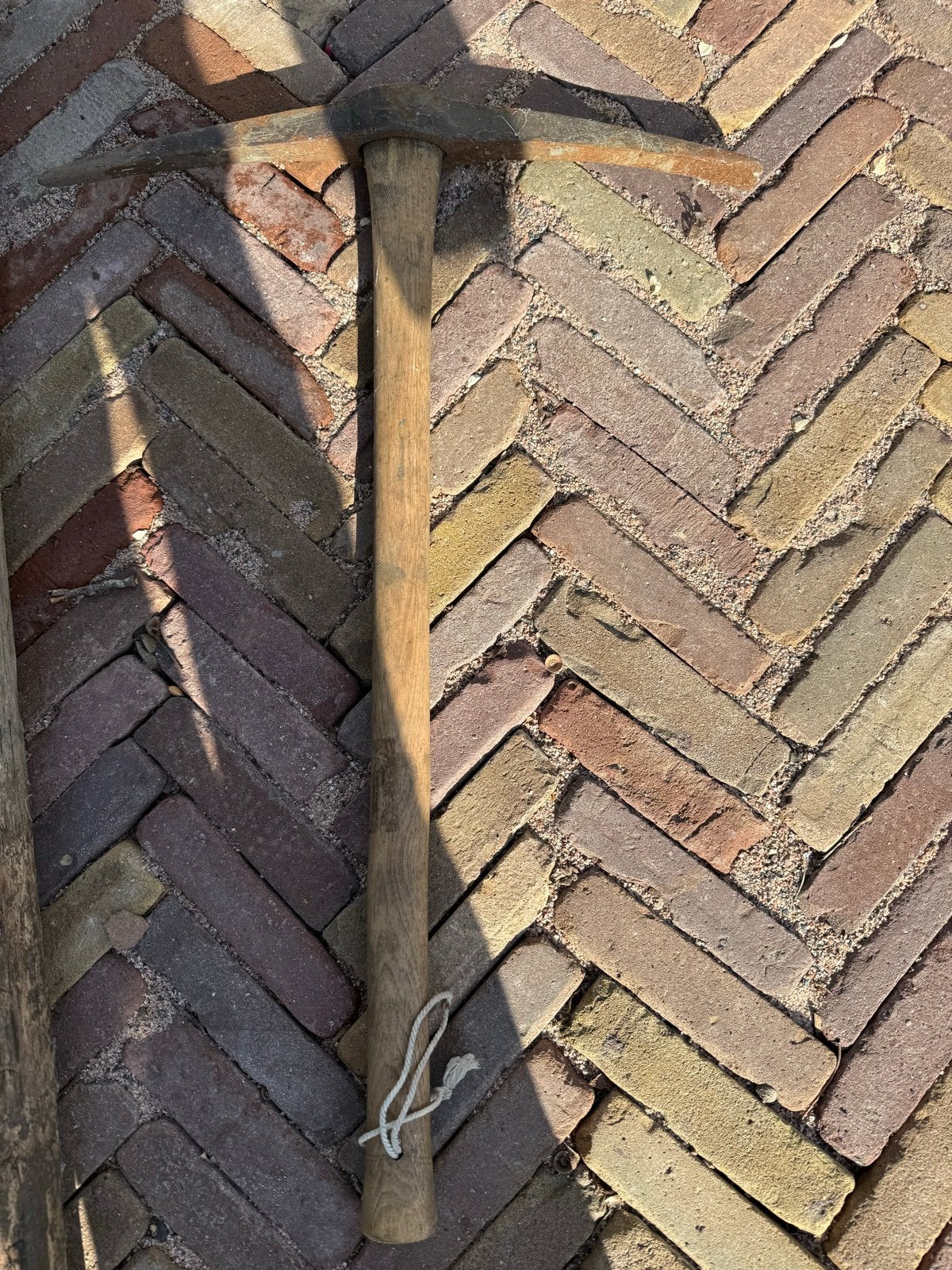 Oude houweel met houten steel, Doe-het-zelf en Verbouw, Ophalen, Gebruikt, Overige typen, Overige merken