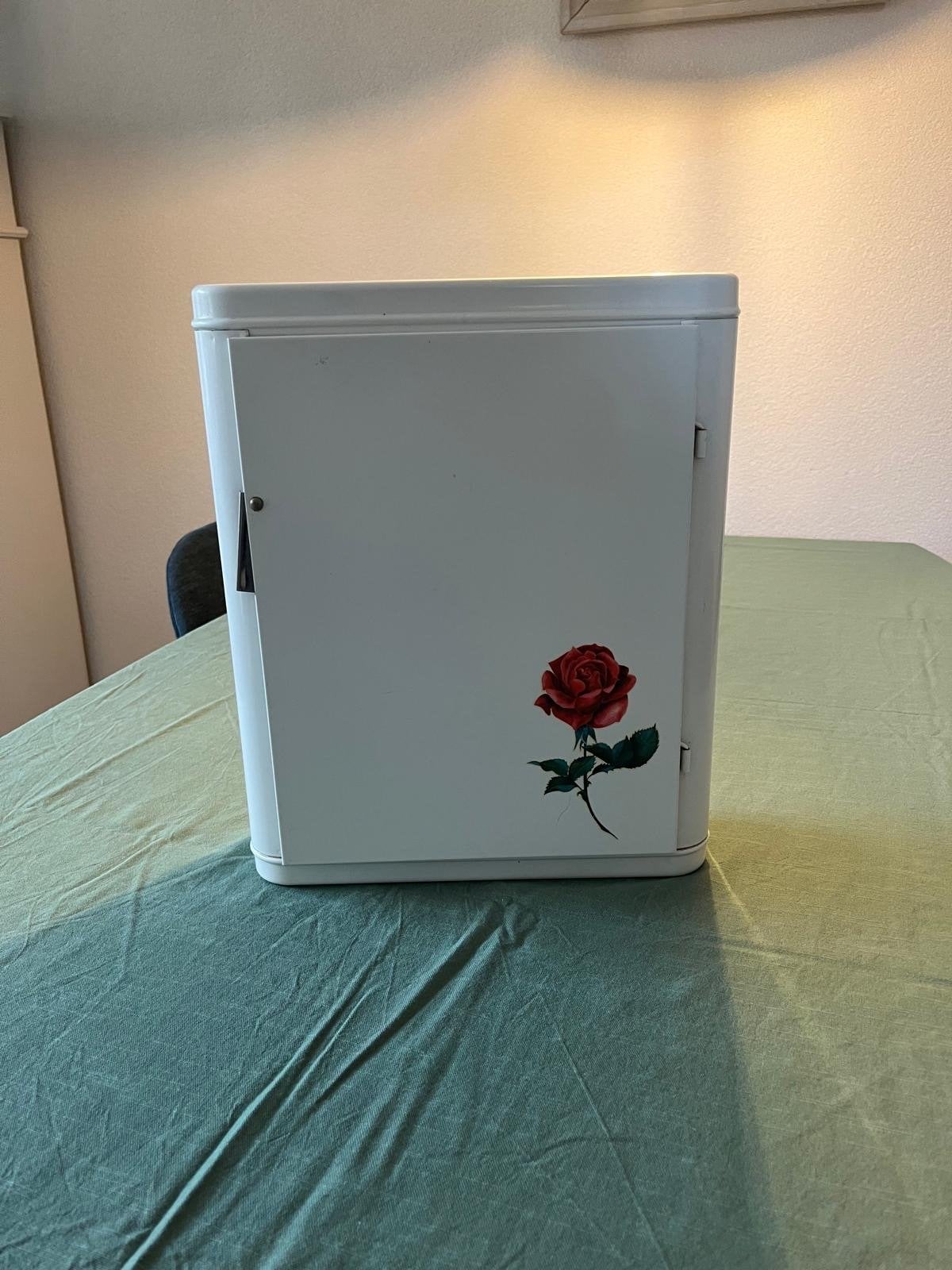 Vintage metalen medicijnkastje met roos decoratie, Ophalen