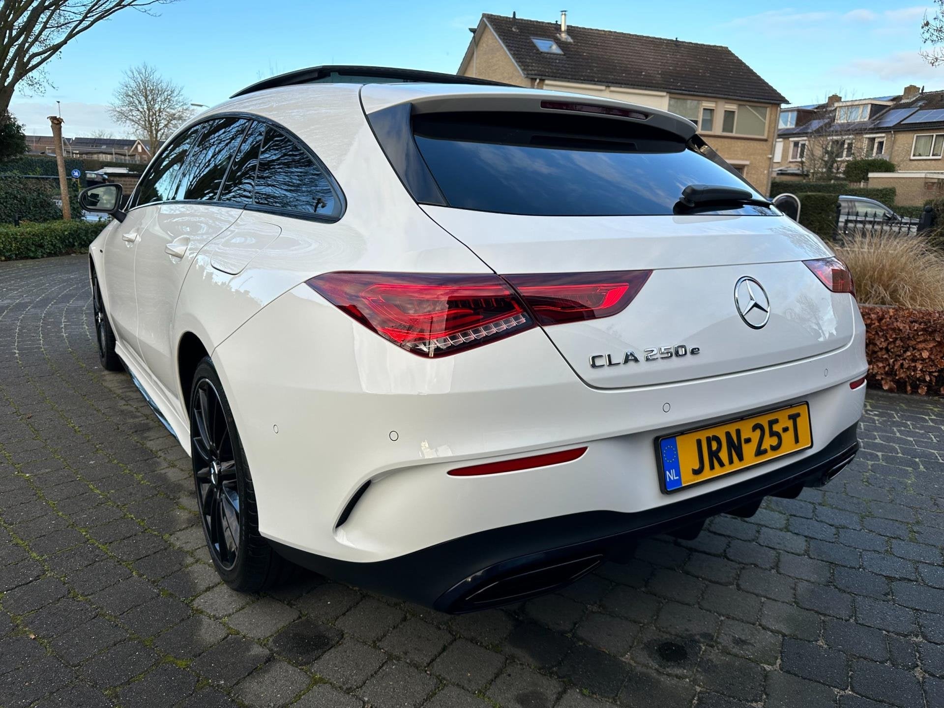 Mercedes-Benz CLA-klasse Shooting Brake 250 e AMG, Pano, BTW, Gebruikt, 4 cilinders, Wit, Plug-in hybride