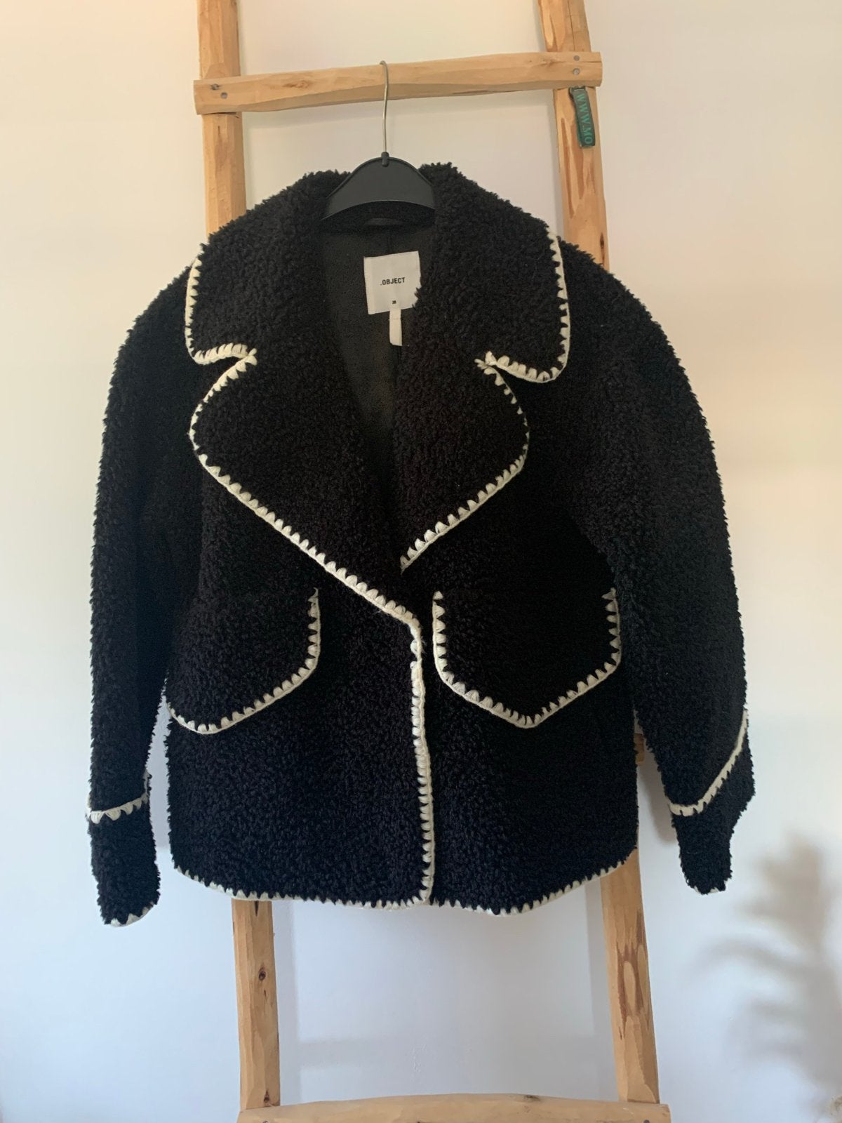 Zwarte teddy jas met witte bies van .OBJECT, Ophalen of Verzenden, Zo goed als nieuw, Maat 38/40 (M), Zwart
