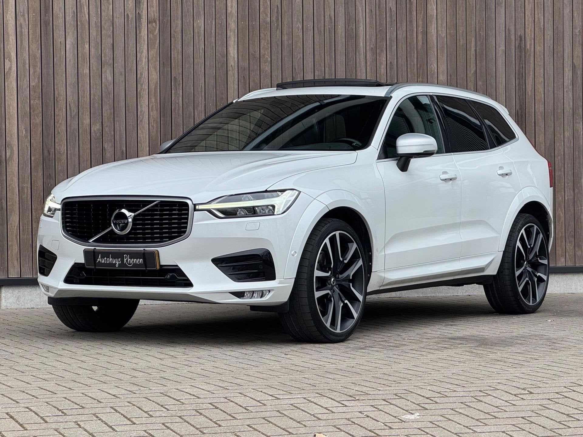 Volvo XC60 2.0 T5 AWD R-Design / B&W / Luchtvering / Trekhaa, Auto's, Dealer onderhouden, Gebruikt, 1969 cc, 1714 kg