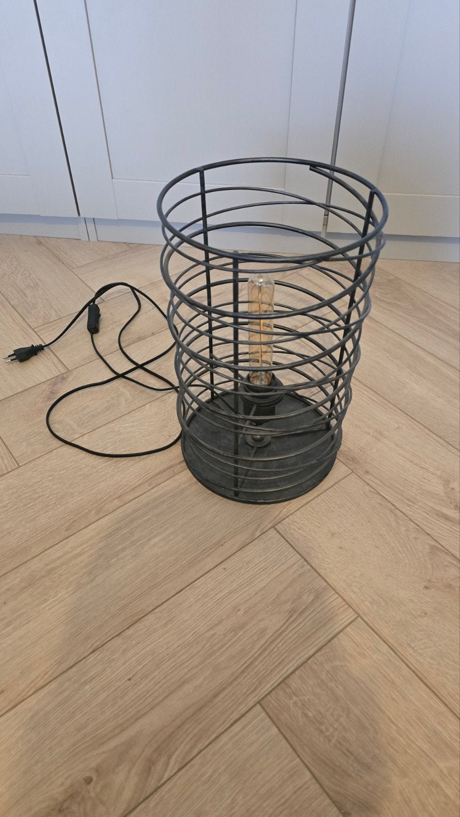 Industriële tafellamp spiraal grijs metaal, Huis en Inrichting, Lampen | Tafellampen, Ophalen, Gebruikt, E27 (groot), Grijs