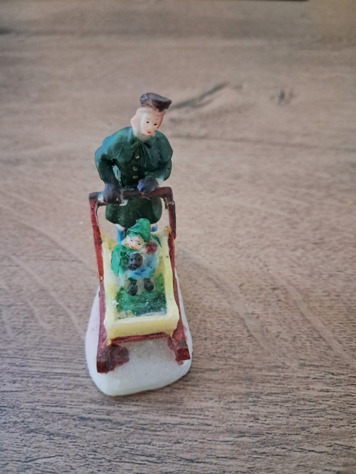 vrouw met kind met slee wandelen, Ophalen