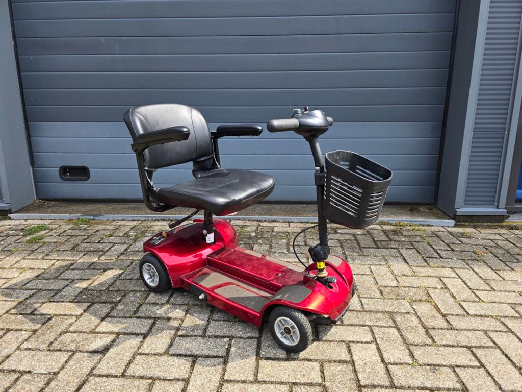 Kleine scootmobiel met nieuwe accu's, Ophalen, Gebruikt, 15 km of minder, 10 km/u of minder
