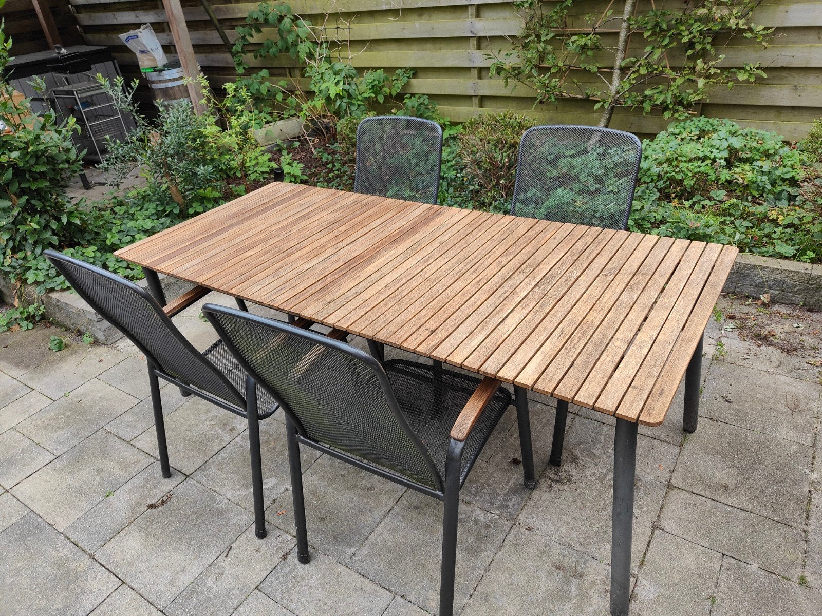 Hardhouten tuintafel met metalen frame en 4 stoelen, Ophalen, 4 zitplaatsen, Gebruikt, Hardhout