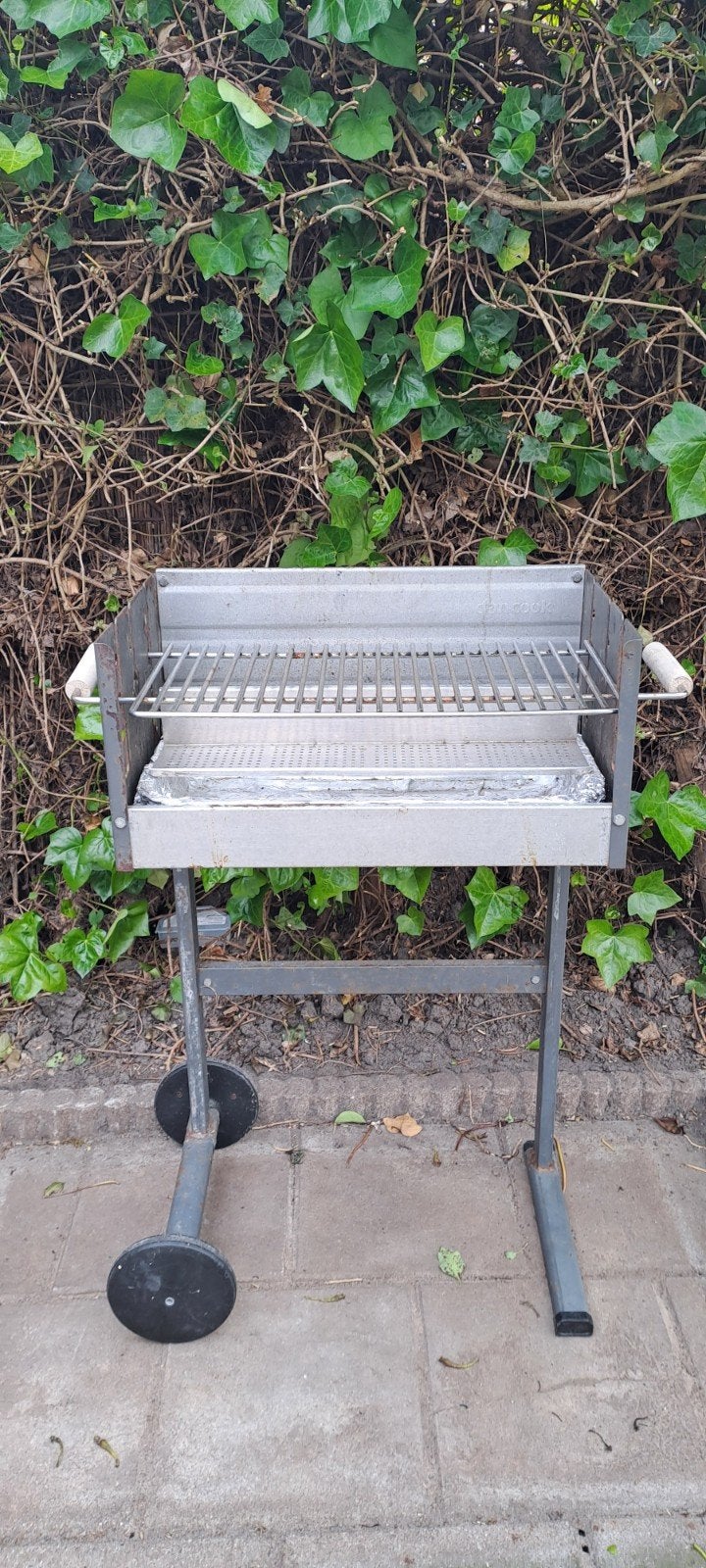 Gebruikte barbecue op wielen - 50x32x85 cm, Ophalen, Gebruikt