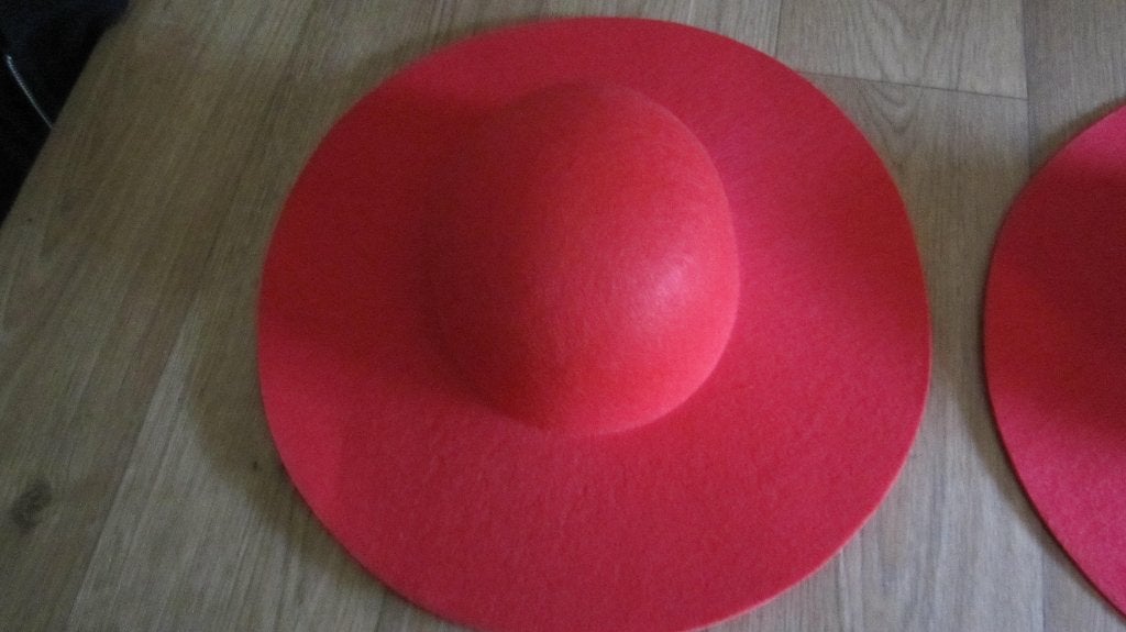 Stevige rode vilten dameshoeden  Nieuw., Ophalen of Verzenden, Nieuw, Carnaval, Accessoires