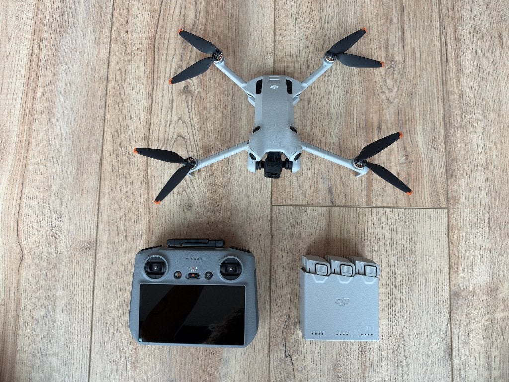 Drone - DJI Mini 4 Pro Fly More Combo + BlueBuilt Oplader, Audio, Tv en Foto, Ophalen, 30 tot 45 minuten, Cameradrone, Zo goed als nieuw