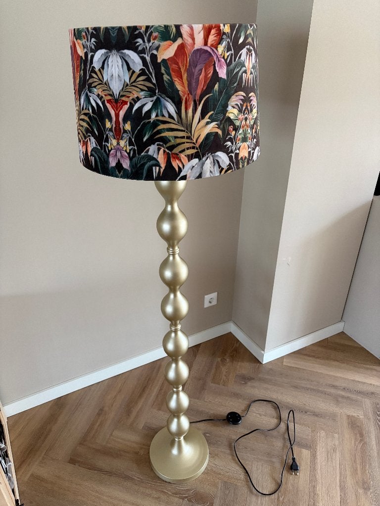 Gouden bollamp met fleurige kap - Chique en vlot, Huis en Inrichting, Lampen | Vloerlampen, Ophalen, Gebruikt, Metaal, 100 tot 150 cm
