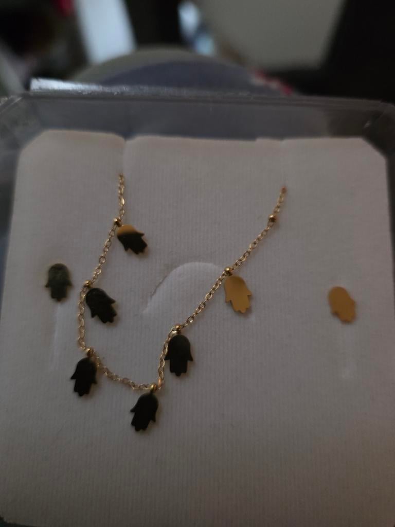 Gouden kleur ketting met Hamsa handjes en oorbellen set, Ophalen of Verzenden, Nieuw, Goud, Overige materialen