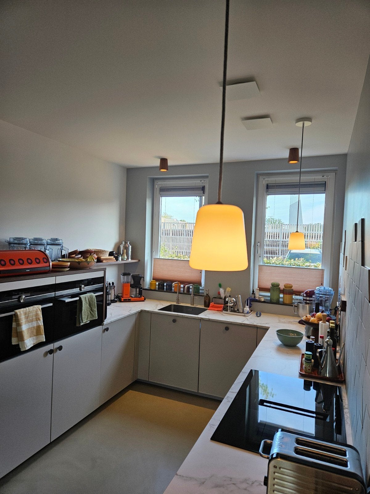 DESIGN HANGLAMPJES WIT OPAAL GLAS,  MERK MATERIAL, Glas, E14 (klein), Ophalen of Verzenden, Zo goed als nieuw
