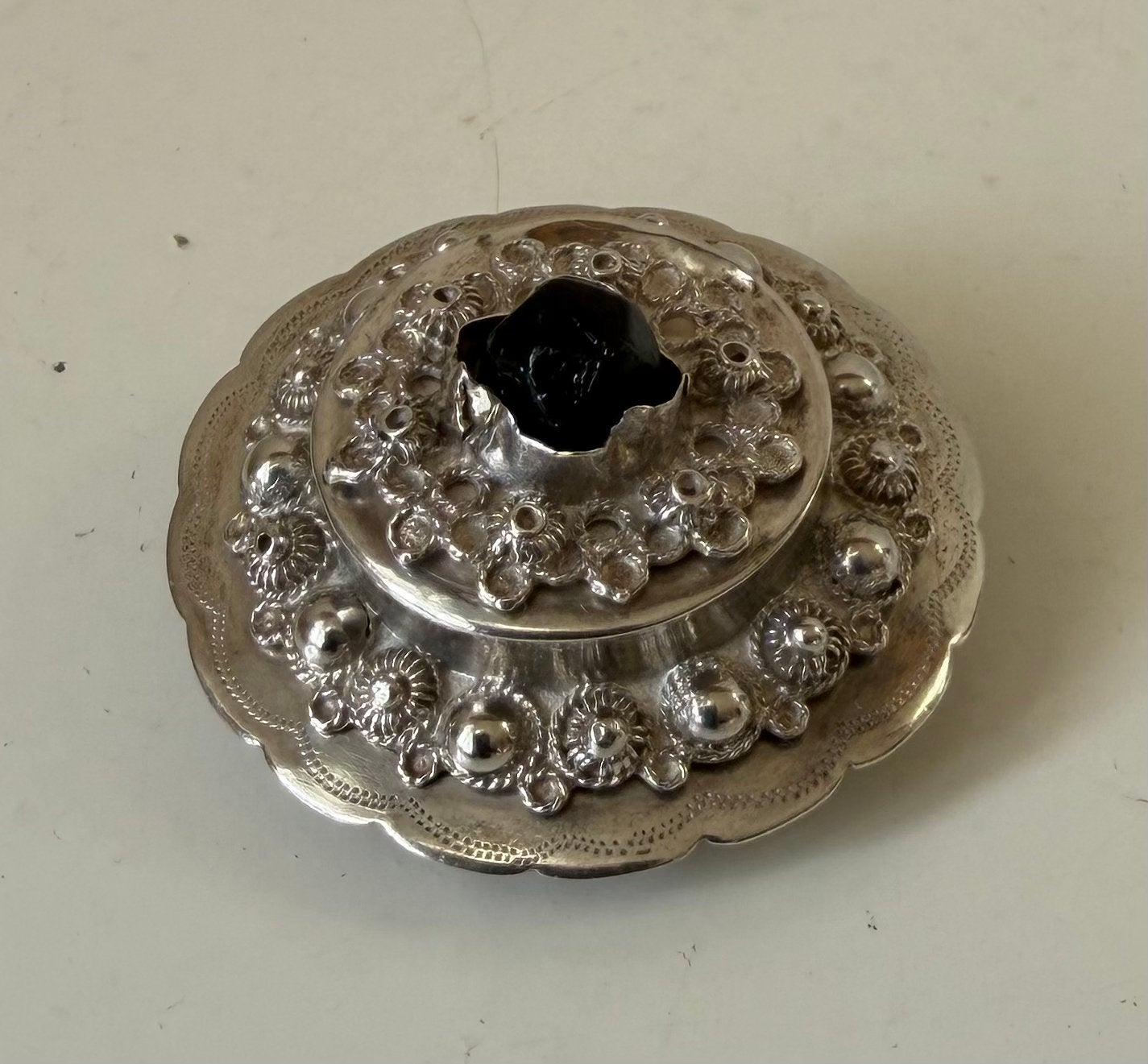 Antiek zilveren Zeeuwse filigraan broche met zwart steentje., Sieraden, Tassen en Uiterlijk, Ophalen of Verzenden, Overige materialen