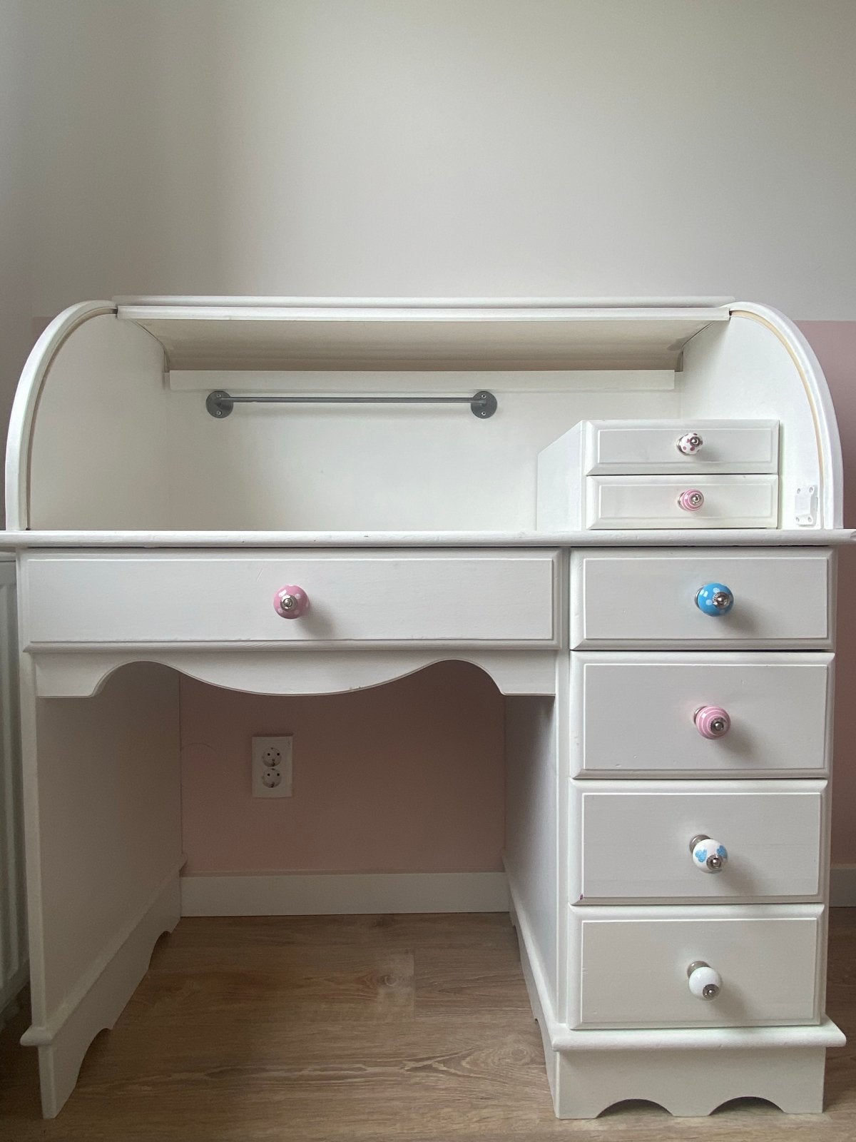 Brocante rolluikbureau RAL 9010 met porseleinen knopjes, Gebruikt, Kinderbureau, Vintage, Ophalen of Verzenden