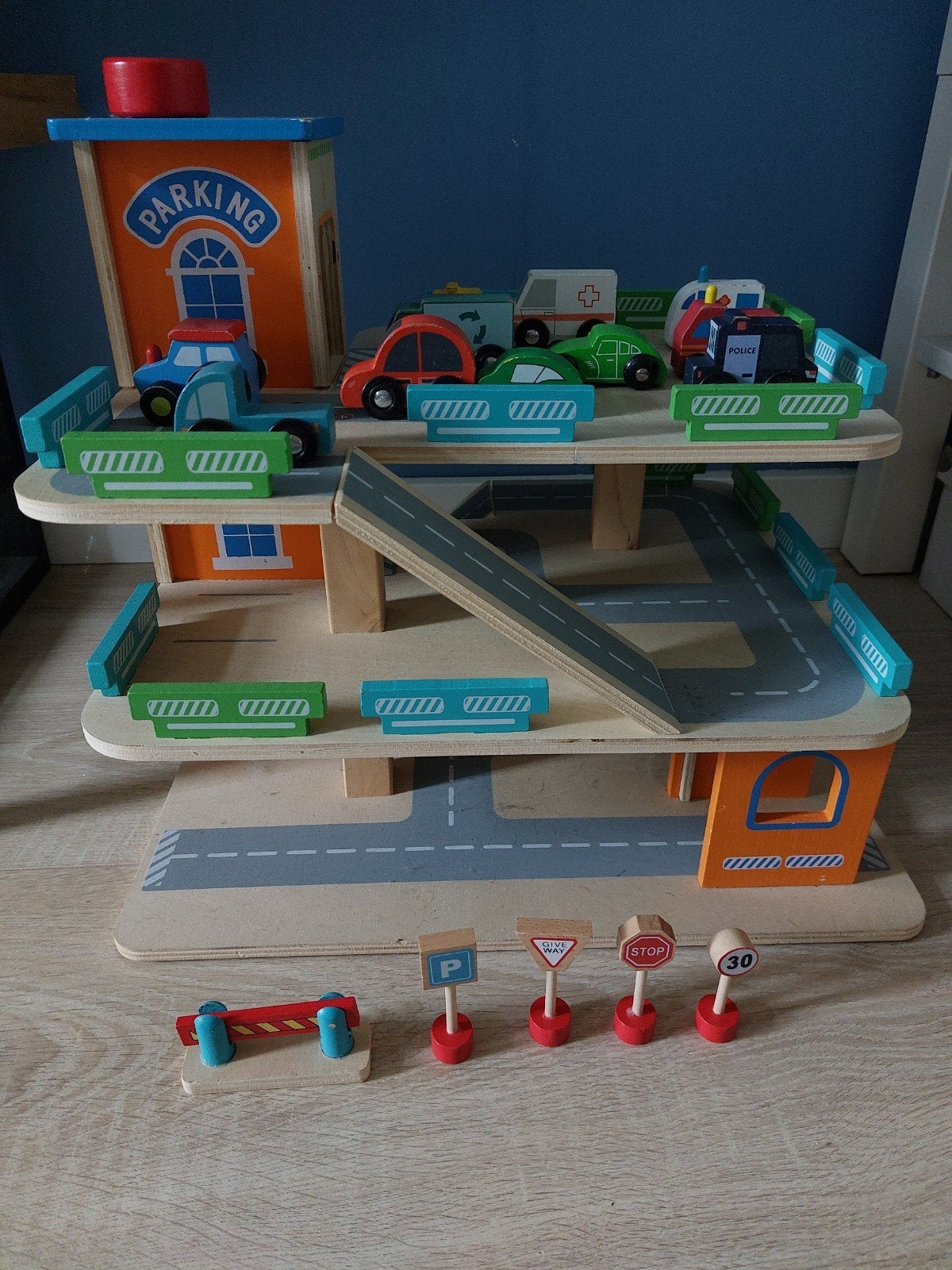 Houten autogarage met lift inclusief diverse houten  auto's, Kinderen en Baby's, Ophalen, Gebruikt