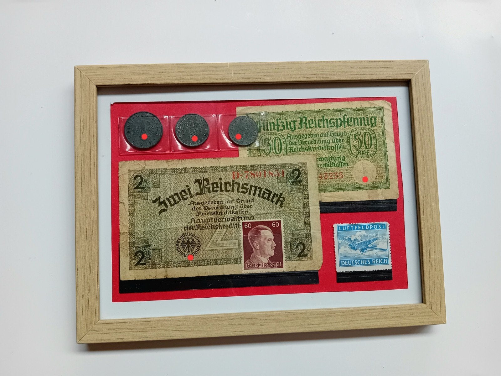 WO2 Ingelijst Display - 2 Reichsmark, Reichspfennig, Zegels, Ophalen of Verzenden, Landmacht, Duitsland, Helm of Baret