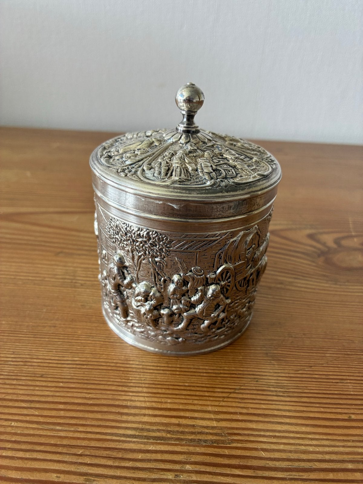 Verzilverd Douwe Egberts Thee Blikje met Reliëf, Antiek en Kunst, Ophalen of Verzenden, Zilver