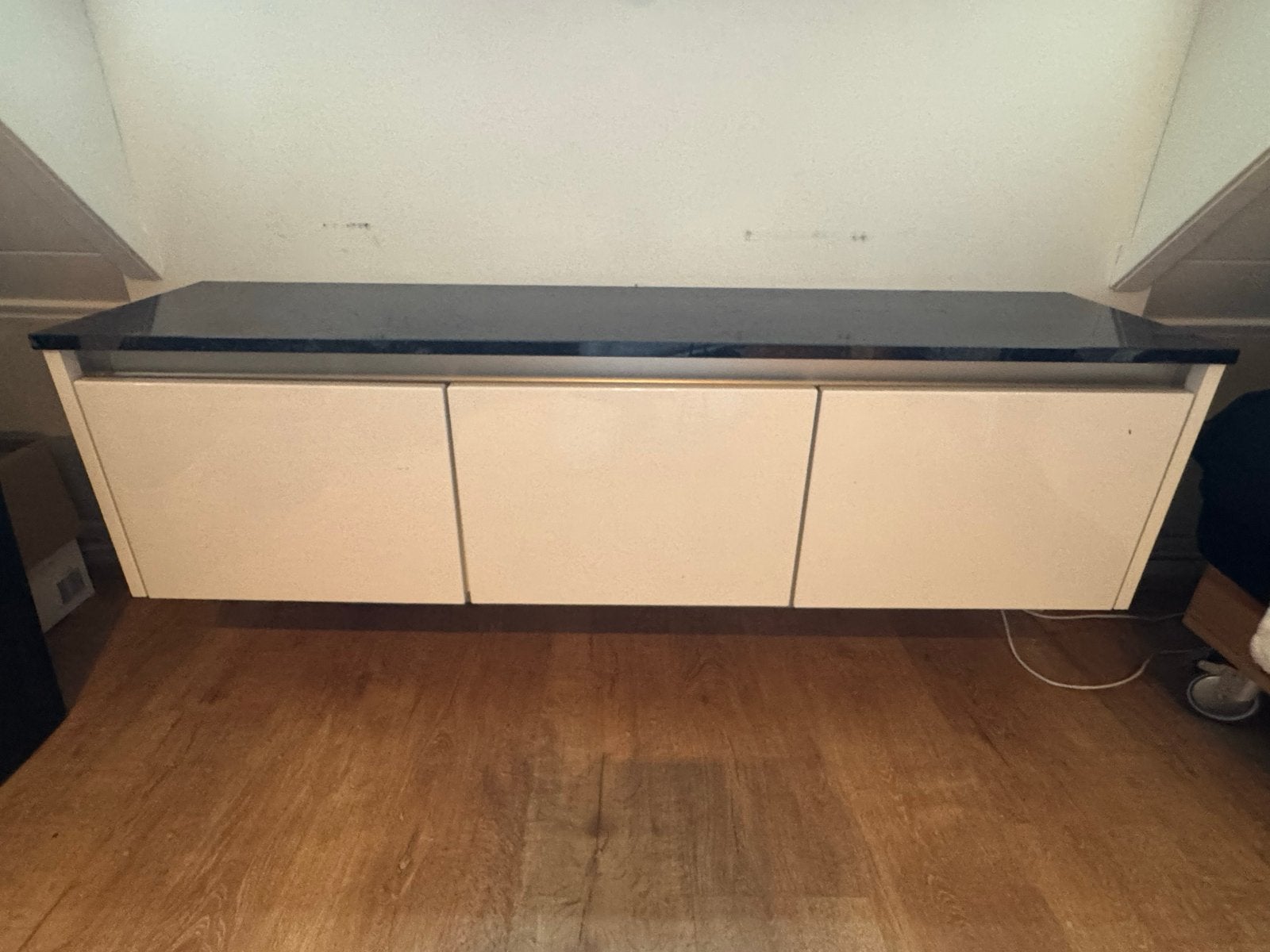 Hoogglans witte tv-kast/commode met stenen blad, Ophalen, Overige materialen, Gebruikt, 100 tot 150 cm