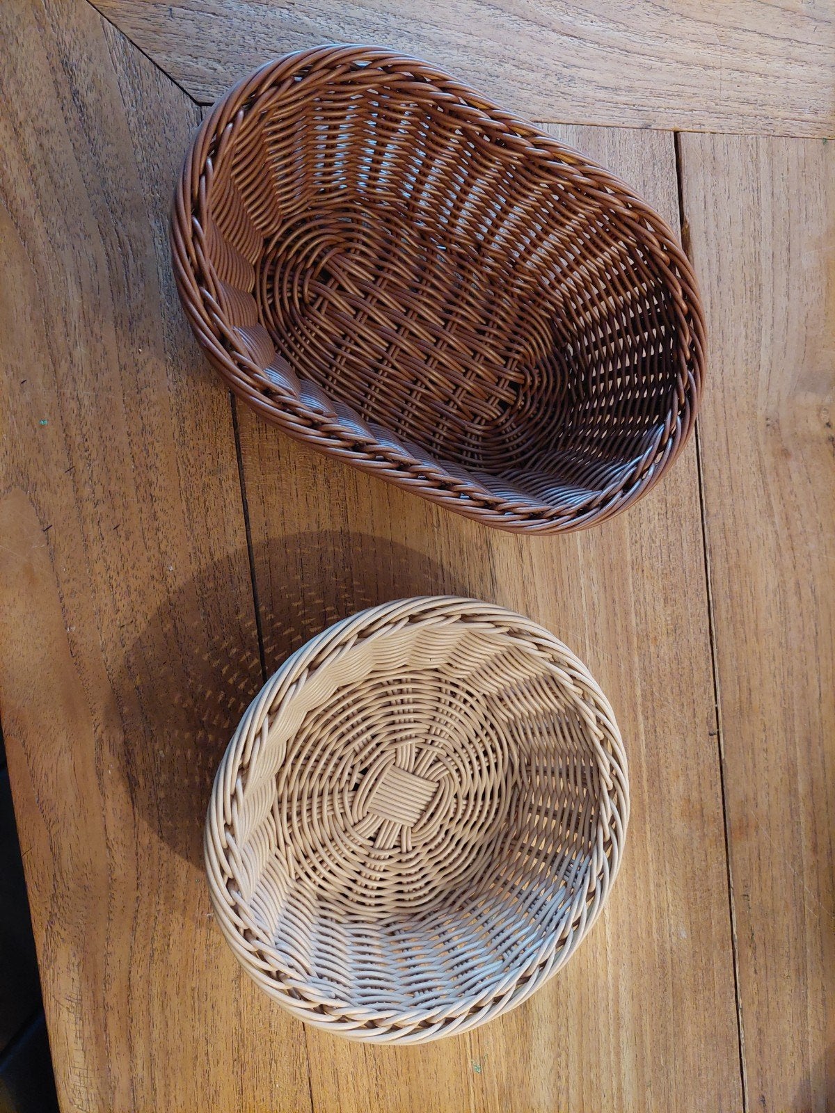 Set van 2 rieten mandjes - ovaal en rond, Kunststof, Gevlochten, Mand, Ophalen of Verzenden