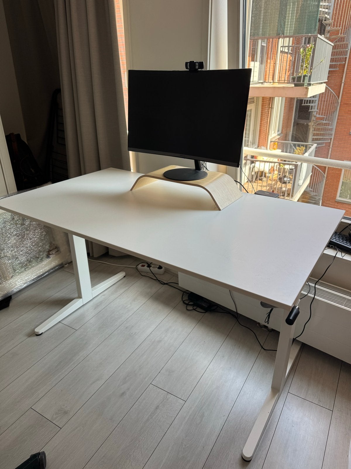 Ahrend Zit-sta bureau 140x80 - Handmatig verstelbaar, Ophalen, Zit-sta bureau, Gebruikt, In hoogte verstelbaar