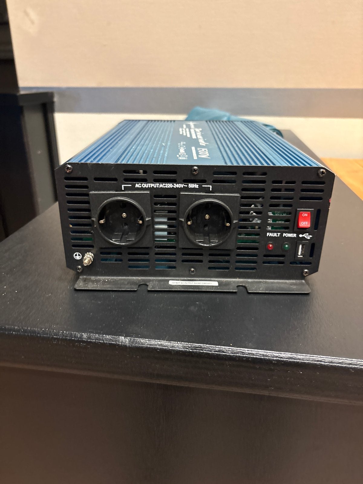 Omvormer Solar-tronics Pure Sinus 1500W, Zo goed als nieuw