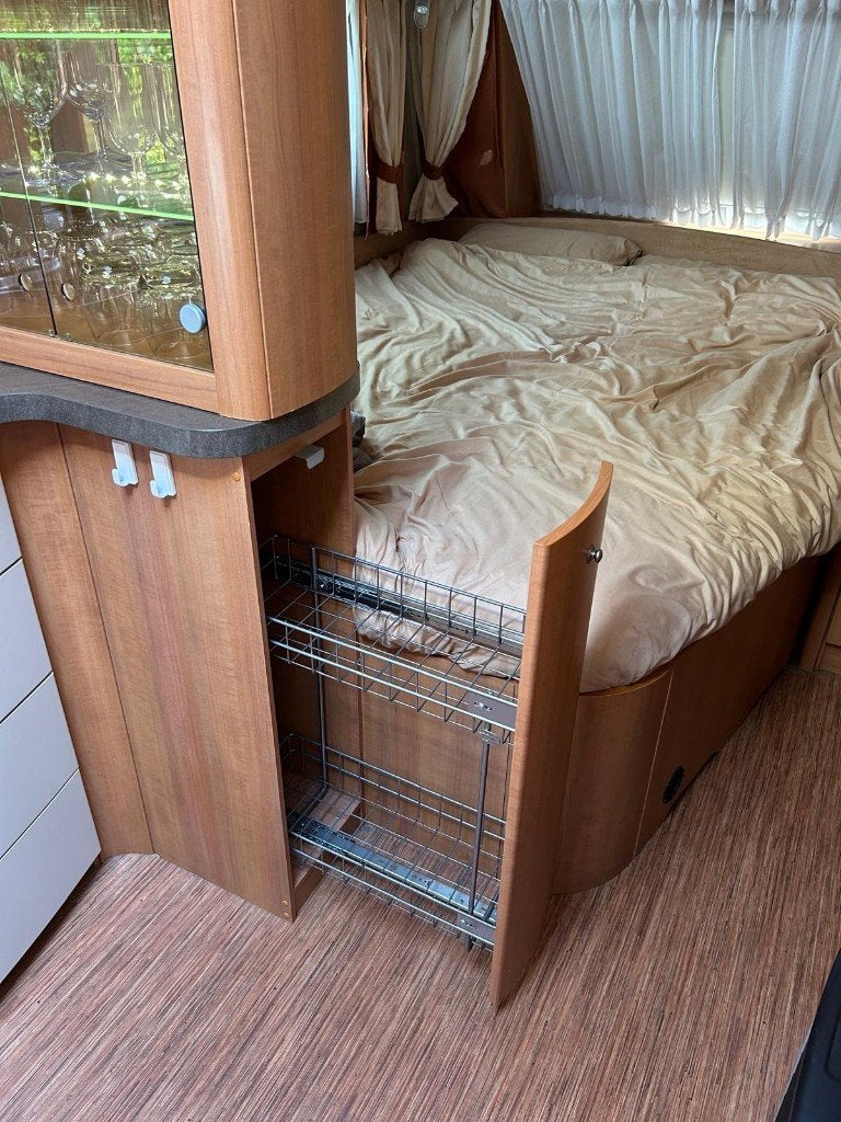 Foto 17 van Hobby 560 UFE, compleet met inventaris en voortent