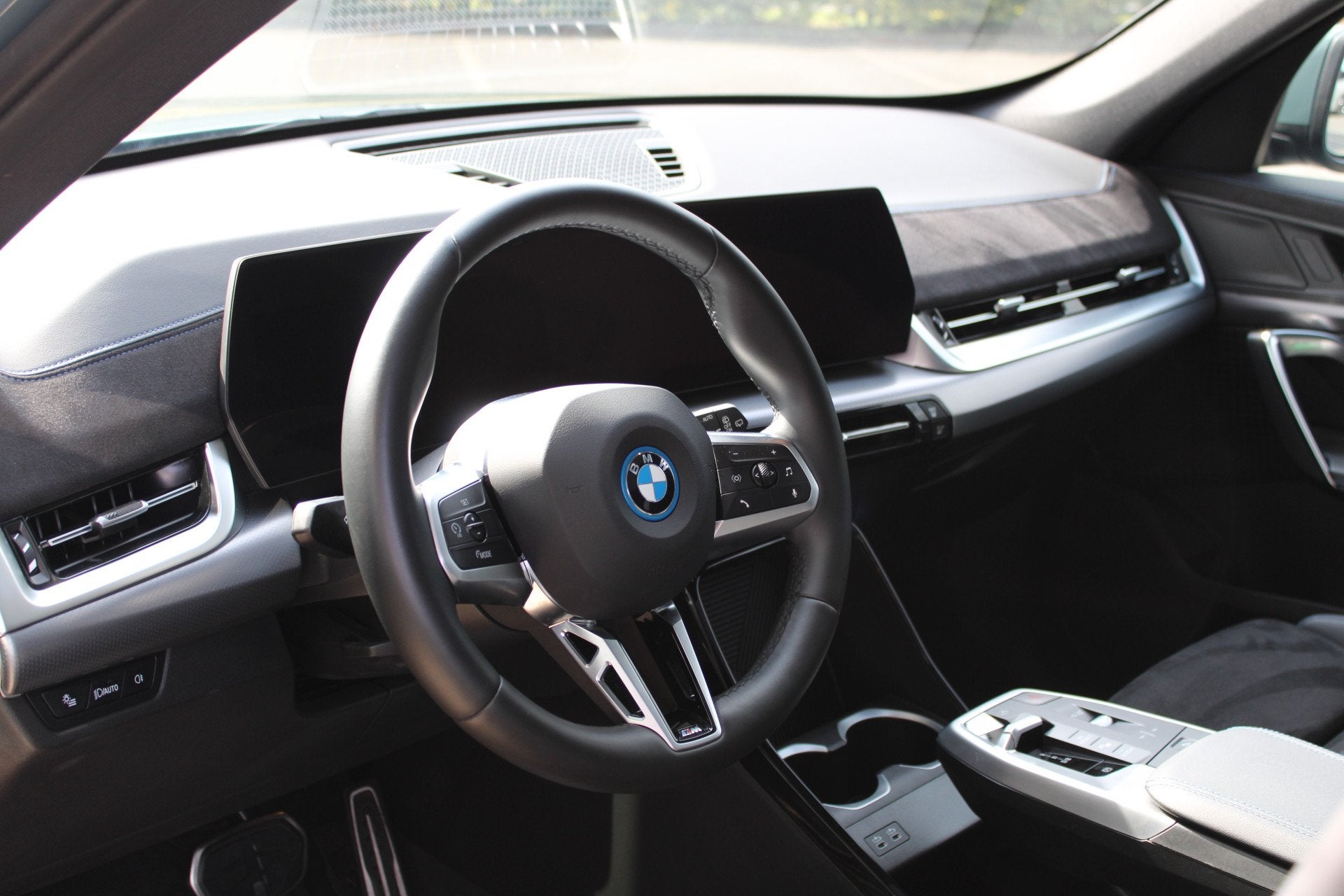 BMW iX1 xDrive30 M Sport / Panoramadak / Sportstoelen / Acht, Dealer onderhouden, Gebruikt, Zwart, Met garantie (alle)