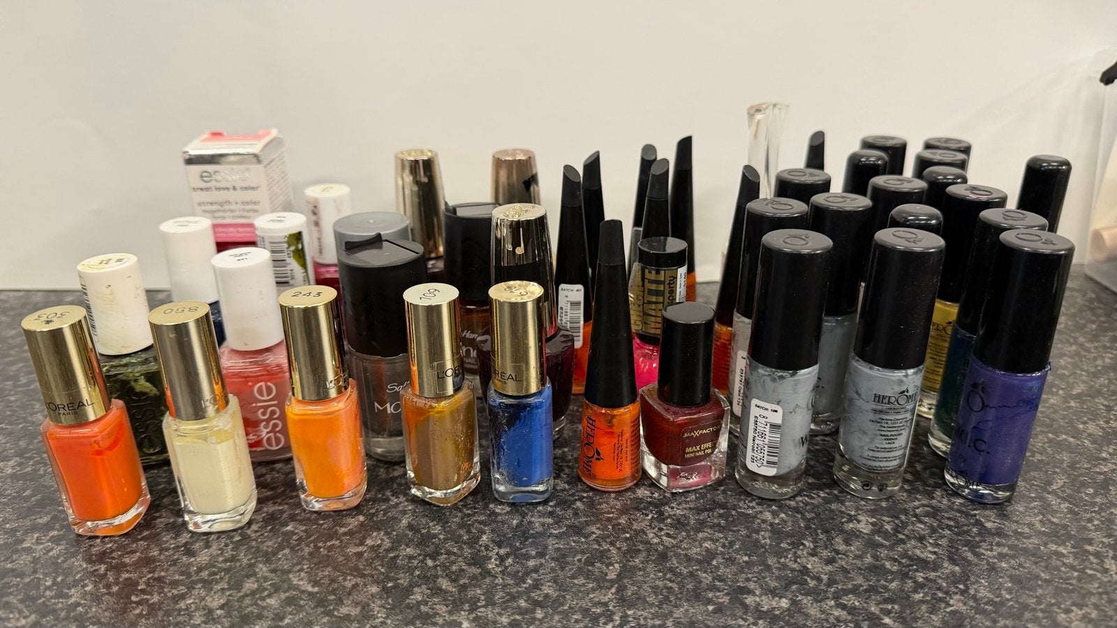 Grote partij nagellak: Essie, Herome, OPI, L'Oréal (44 stuks, Gebruikt, Overige kleuren, Ophalen of Verzenden, Handen en Nagels