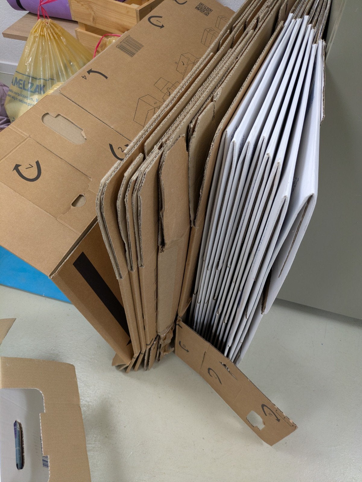 14 Verhuisdozen: 8 wit, 6 bruin - Hornbach en Opbergdoos, Ophalen, Opvouwbaar, 50 tot 75 cm, Minder dan 40 cm