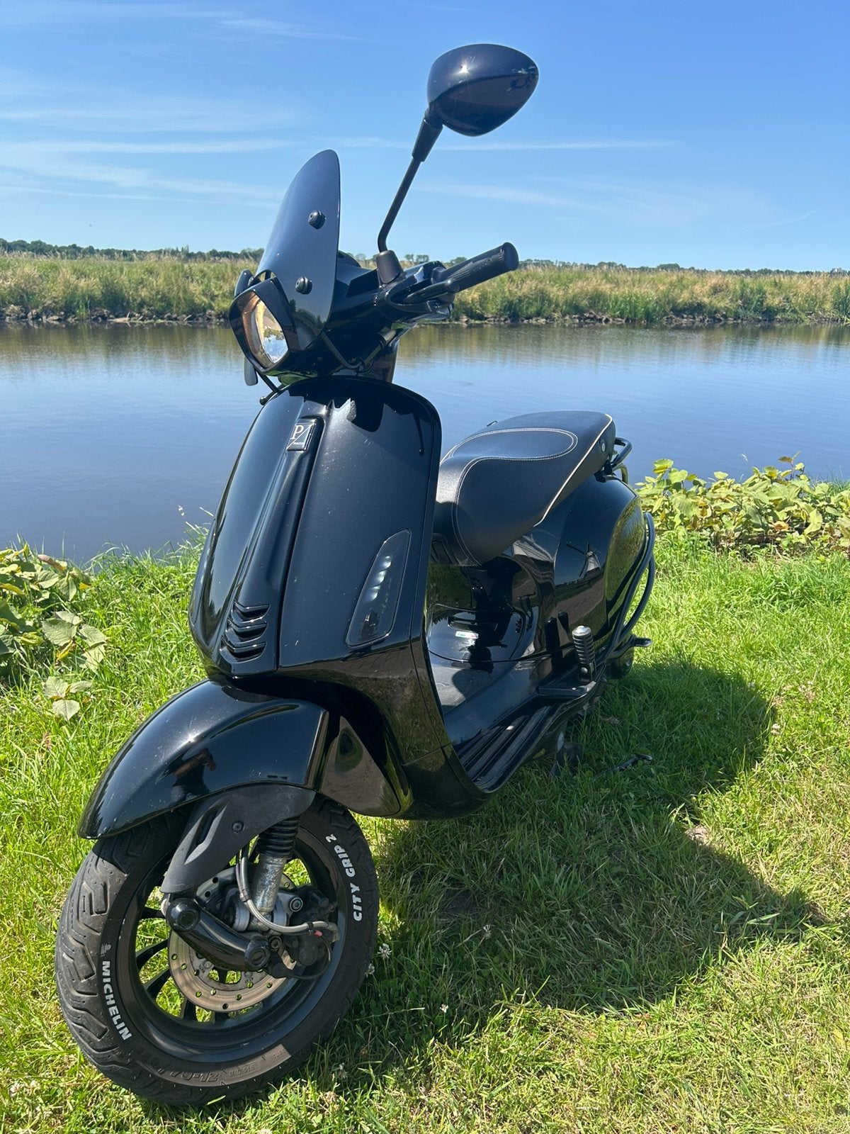 Vespa sprint | glanszwart | 12.000 km, Fietsen en Brommers, Ophalen of Verzenden, Zo goed als nieuw, Benzine, Vespa