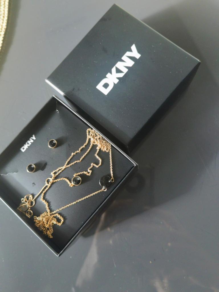 DKNY Sieraden Set: Ketting en Oorbellen met Zwarte Details, Nieuw, Ophalen of Verzenden, Goud, Overige materialen