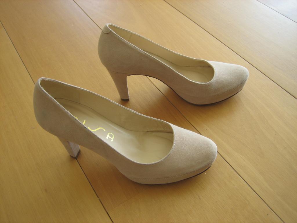 Prachtige poederkleurige suede pumps UNISA 38 snazzeys, Pumps, Verzenden, Beige, Nieuw